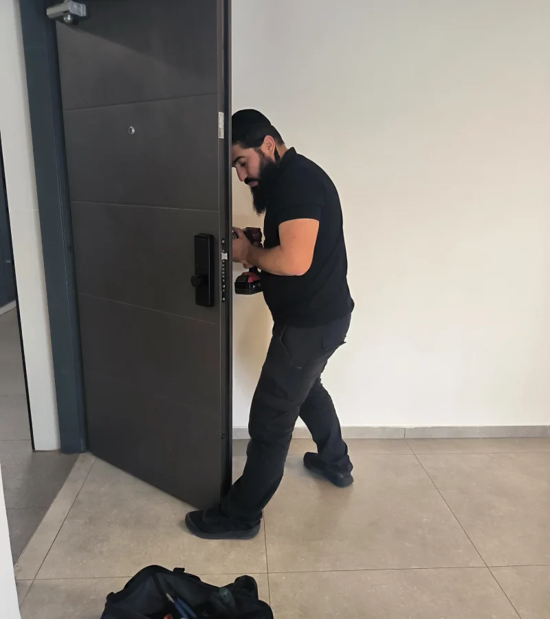 עמירם, מנעולן